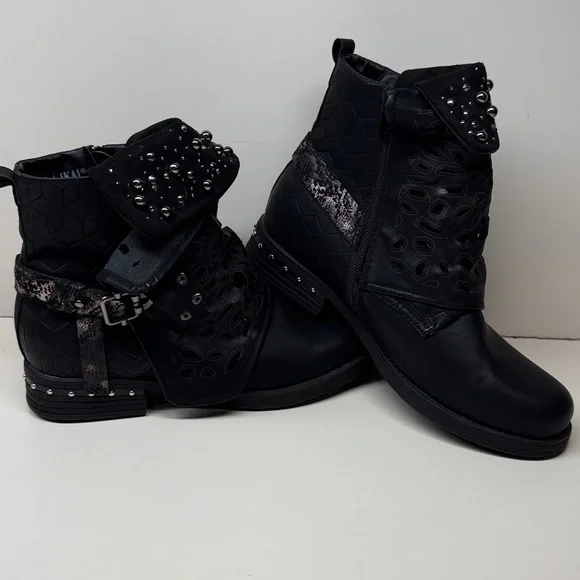 Lala Ikai woman’s Studded Motorcycle - Combat - Ankle boots size EUR 40 / sz 10 - Picture 1 of 13